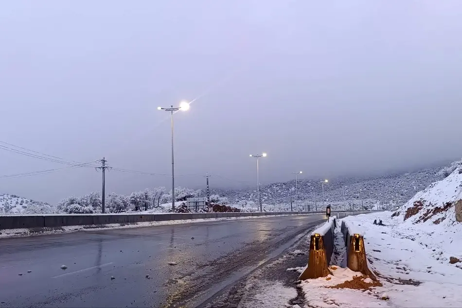 برف روبی تماشایی آزادراه شیراز اصفهان در شب های سرد پائیز 1404