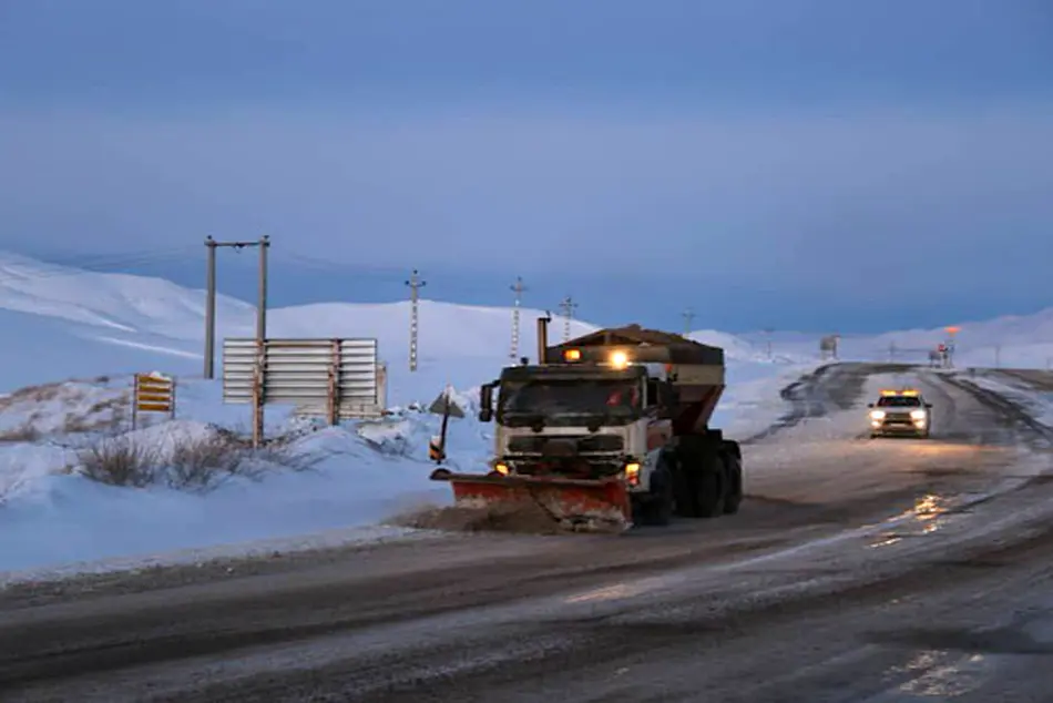 برف و باران گسترده سراسر کشور را فرا میگیرد و راهداران در آمادهباش کامل هستند